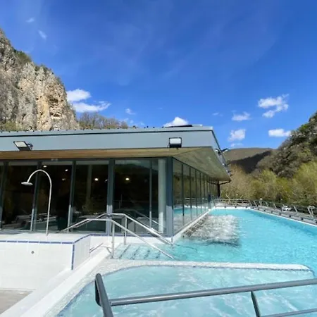 Maison D'une Avec Piscine Partagee Et Jardin Clos A Les Bains 펜션 디뉴레뱅